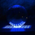 Glaskugel auf Lochblech