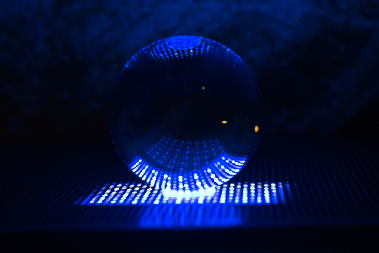 Glaskugel auf Lochblech