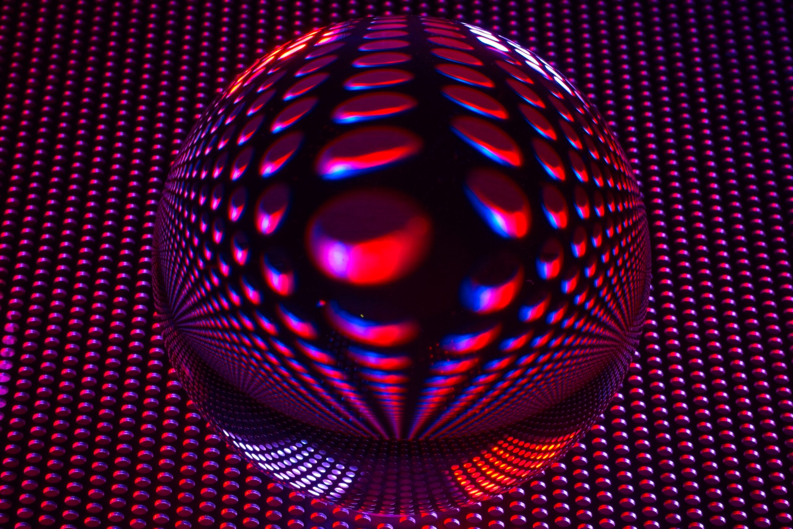 Glaskugel auf Lochblech