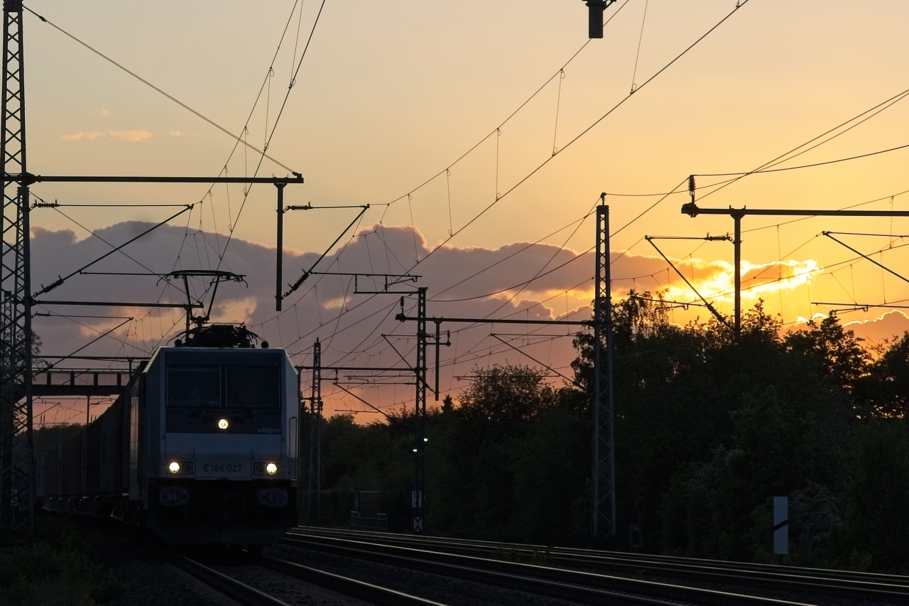 Güterzug im Sonnenuntergang