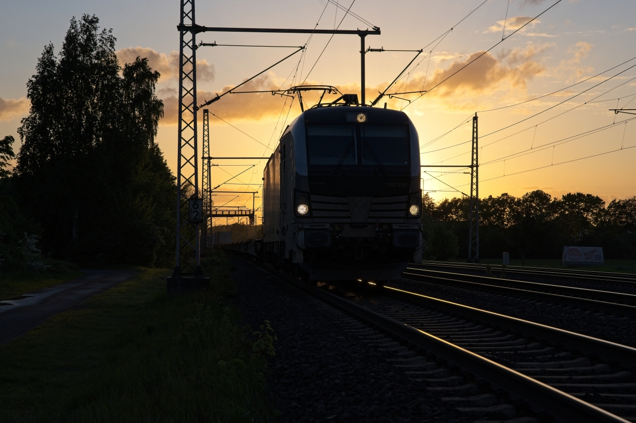 Siemens Vectron vor Sonnenuntergang