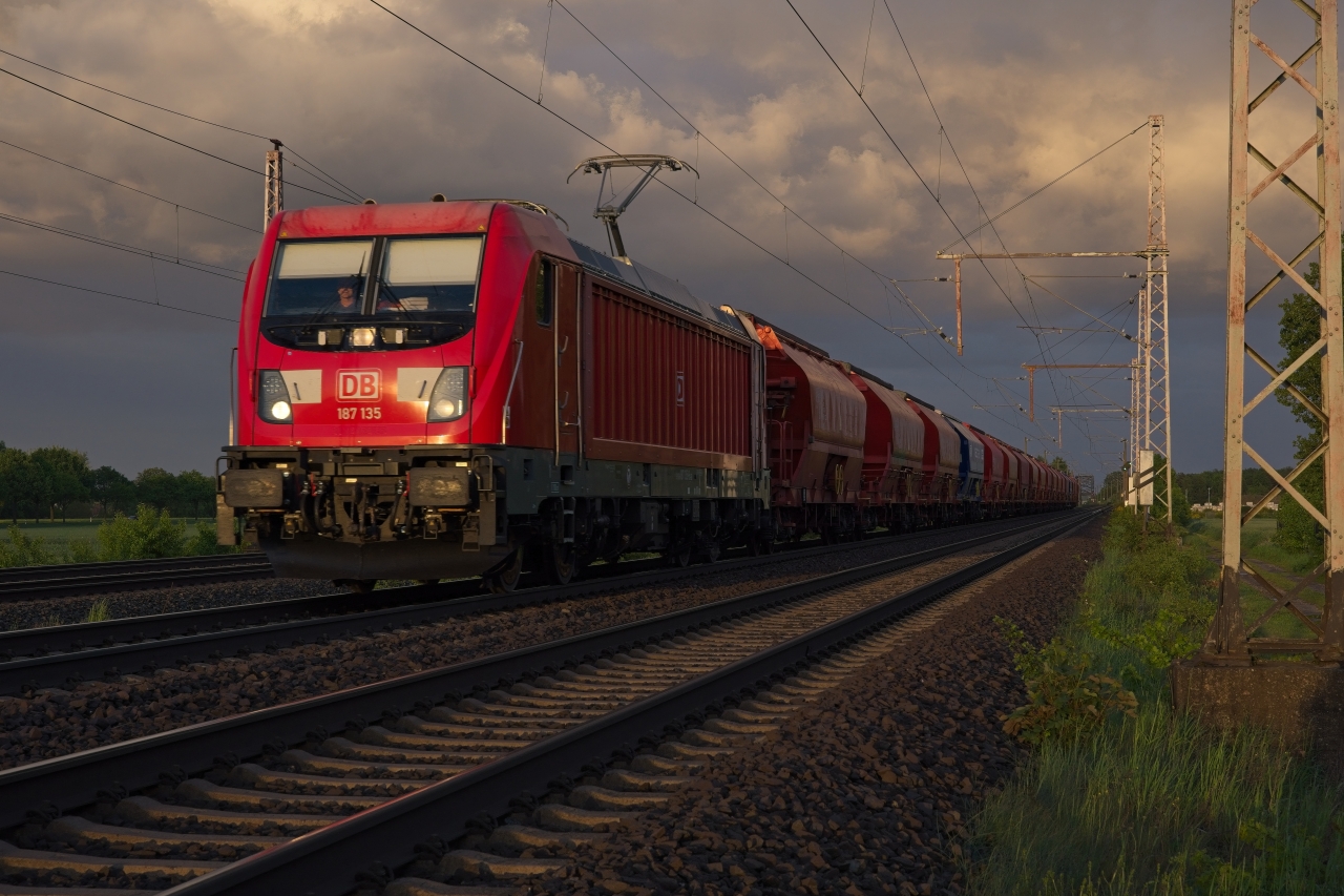 187 135 fährt in den Sonnenuntergang