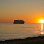 Schiff im Sonnenuntergang