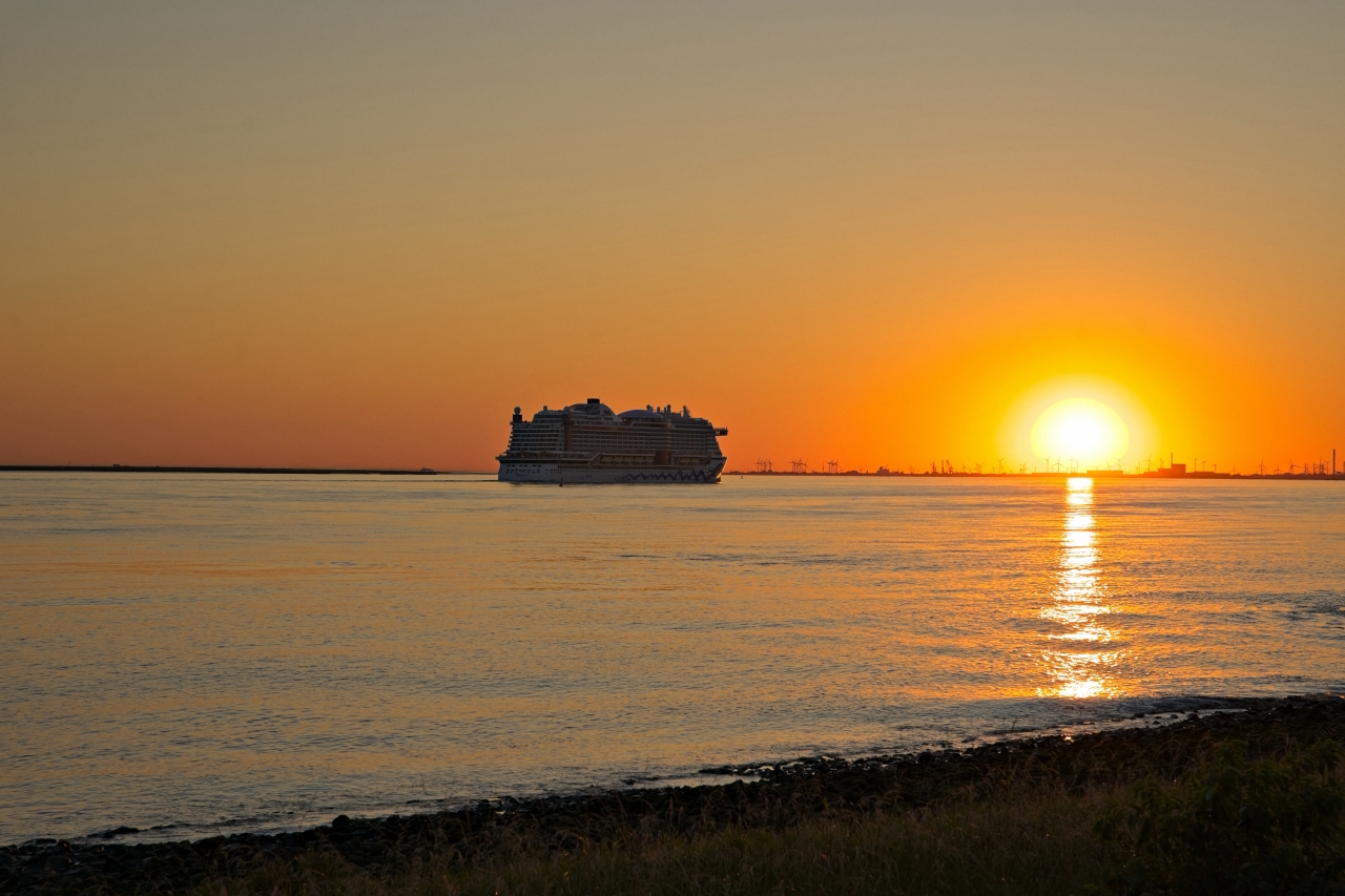 Schiff im Sonnenuntergang