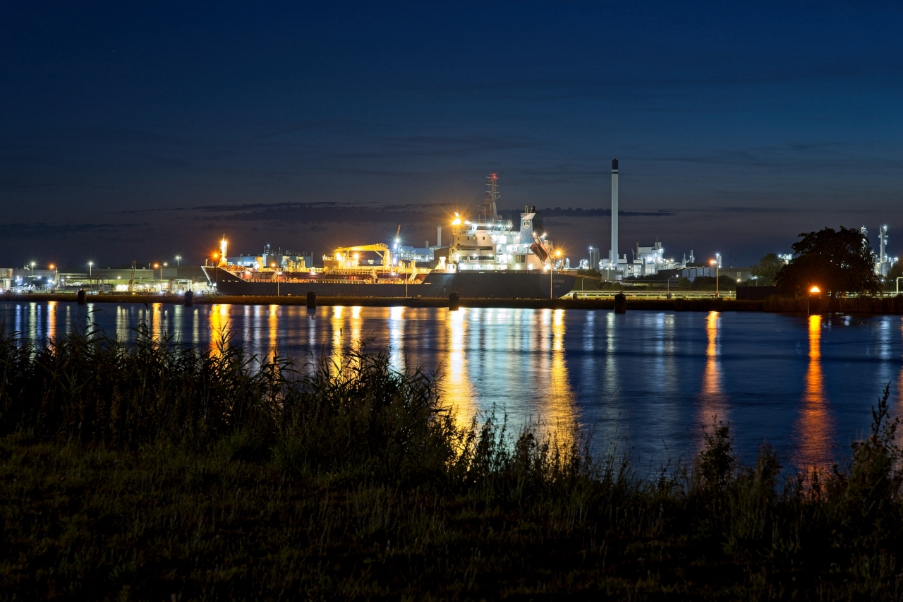 Tanker in der Nacht