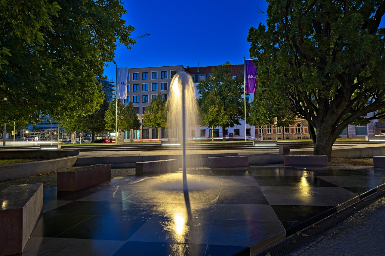 Fontaine am Trammplatz bei Nacht