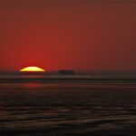 Frachter vor untergehender Sonne