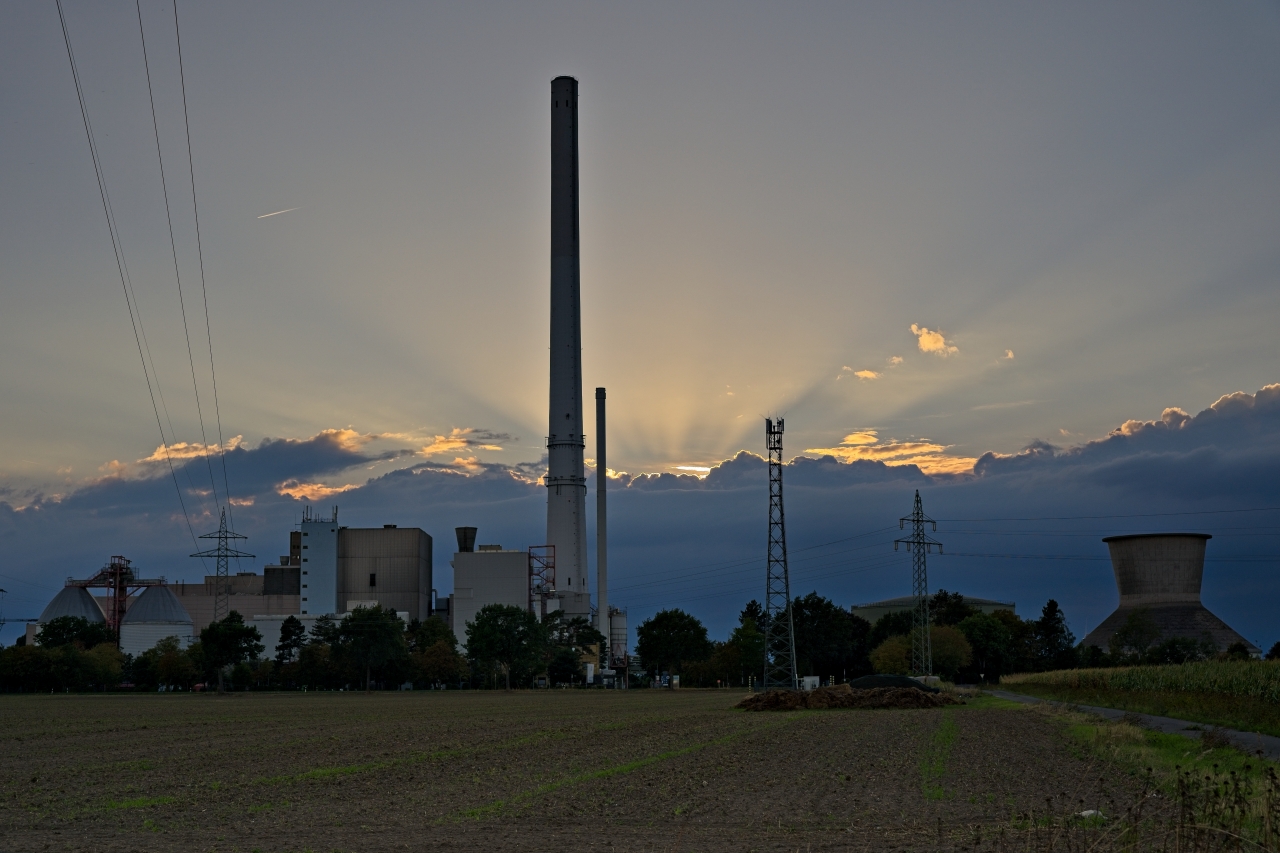 Kraftwerk vor Abendlichem Himmel