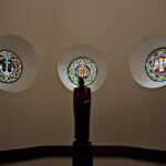 Sakraler Raum mit Buntglasfenstern